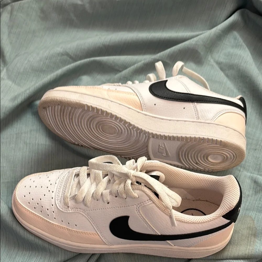 Nike White and Black Sneakers with peach/tan accents, size 8 - Picture 3 of 10